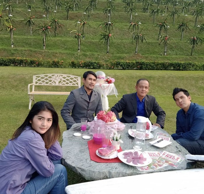 Kelewat Romantis, Pose Mesra Ridho Ilahi dan Dinar Candy Saat Suap-suapan Kelewat Romantis, Pose Mesra Ridho Ilahi dan Dinar Candy Saat Suap-suapan