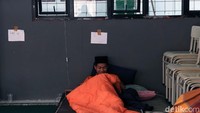 Gejala awal yang terlihat dari korban yaitu diare dan sebagian muntah.
