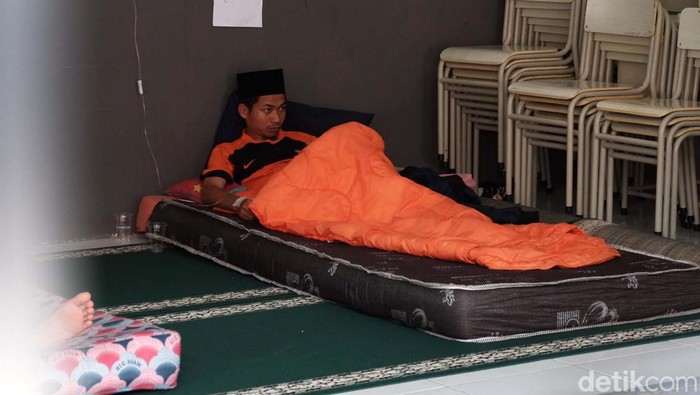 Keracunan massal terjadi di Pondok Pesantren Khalifah, Kampung Salakopi, Kecamatan Caringin, Kabupaten Sukabumi. Korban peristiwa ini mencapai 30 orang.
