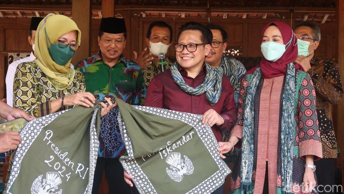 Ketua PKB Muhaimin Iskandar saat menerima syal dari perajin batik di Kampung Batik Giriloyo, Minggu (23/1/2022).
