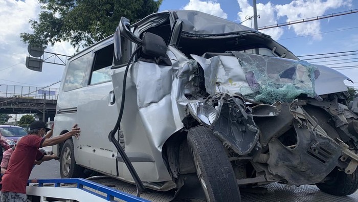 Kondisi minibus yang ringsek parah di bagian depan akibat seruduk truk di Klender, Jakarta Timur, Minggu (23/1/2022).