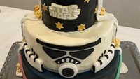 Penggemar serial Star Wars, pengantin ini hadirkan Stroomtropper dalam pernikahan. Bukan sosok penjaga dengan pistol tetapi versi manis yang menempel pada kue. Foto: Brightside