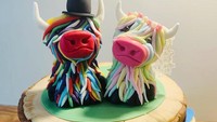 Jika biasanya menggunakan boneka pasangan, kali ini ada yang cukup berbeda. Sapi jantan dan betina ini didandani dengan rambut berwarna-warni untuk menggambarkan dua pengantin yang berbahagia. Foto: Brightside
