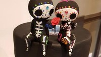 Menyelenggarakan pernikahan pada hari Halloween, sepasang pengantin punya cara unik merayakan pernikahannya. Kue dengan hiasan boneka tengkorak dihadirkan untuk meramaikan hari bahagianya. Foto: Brightside