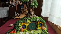 Penggemar berat The Hobbit! Ada kue berbentuk bukit dan pohon lengkap dengan pinth hobit di bawahnya. Romantis dengan cara yang unik. Foto: Brightside