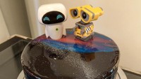 Hobi menonton animasi luar angkasa dan robot-robot, mengapa tidak menghadirkan tokoh animasi favorit dalam acara pernikahan? Seperti pengantin ini, ada robot di bulan! Foto: Brightside