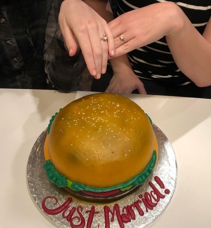 Mengusung Konsep Berbeda, Pengantin Ini Sajikan Kue Pernikahan Unik