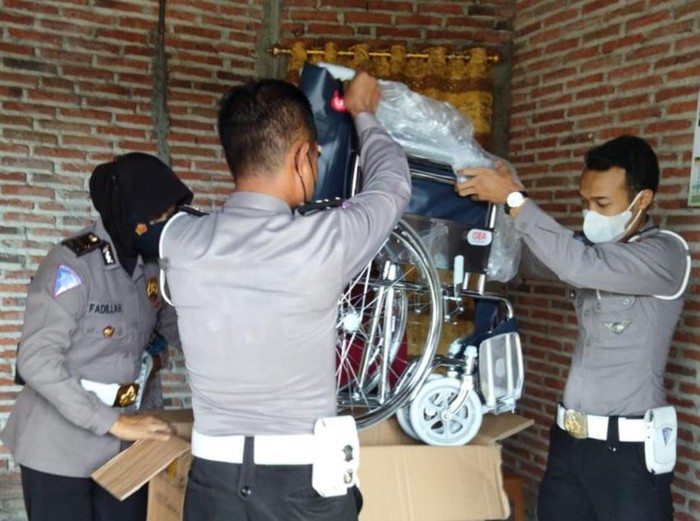 Dua korban kecelakaan lalu lintas di Jombang menerima kursi roda gratis untuk menunjang aktivitas harian. Pasalnya, selama ini mereka tidak bisa berjalan akibat kecelakaan.