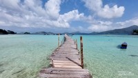 Air jernih berwarna tosca membuat Pantai Kusik begitu cantik.