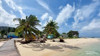 Pasir pantai putih dan lembut bikin betah berlama lama di sini.