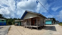 Desa Rewak persis di depan pantai.