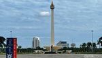 Langit Biru di Kawasan Monas yang Masih Tutup untuk Umum
