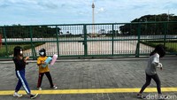 Meski demikian, di luar kawasan Monas warga tampak ramai berolahraga.