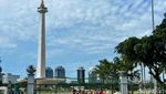Langit Biru di Kawasan Monas yang Masih Tutup untuk Umum