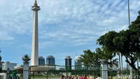Ada juga yang berfoto dengan latar belakang Monas.
