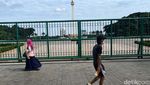 Langit Biru di Kawasan Monas yang Masih Tutup untuk Umum