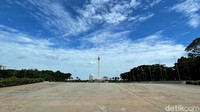 Tampak pagi ini cuaca di kawasan Monas cerah dengan langit yang membiru.