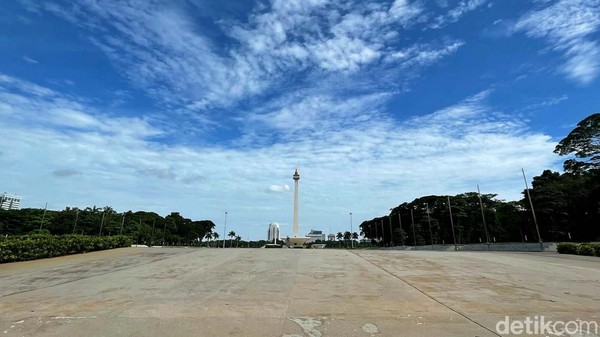 Tampak pagi ini cuaca di kawasan Monas cerah dengan langit yang membiru.