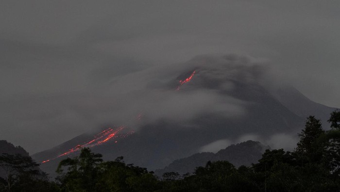 LAVA PIJAR GUNUNG MERAPI Luncuran lava pijar Gunung Merapi terlihat dari Pakem, Sleman, DI Yogyakarta, Minggu (23/1/2022). Menurut data BPPTKG Yogyakarta periode pengamatan 23 Januari 2022 00.00-06.00 WIB telah terjadi 45 guguran dengan potensi bahaya berupa guguran lava pijar dan awan panas Gunung Merapi pada sektor tenggara dan barat daya. ANTARA FOTO/Hendra Nurdiyansyah/aww.