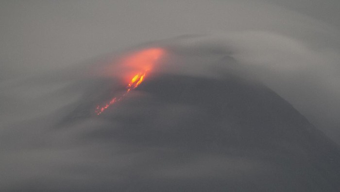 Luncuran lava pijar Gunung Merapi terlihat dari Pakem, Sleman, DI Yogyakarta, Minggu (23/1/2022). Menurut data BPPTKG Yogyakarta periode pengamatan 23 Januari 2022 00.00-06.00 WIB telah terjadi 45 guguran dengan potensi bahaya berupa guguran lava pijar dan awan panas Gunung Merapi pada sektor tenggara dan barat daya. ANTARA FOTO/Hendra Nurdiyansyah/aww.
