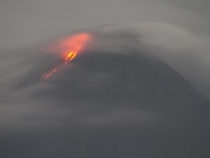 Geger Erupsi Merapi: Ratusan Warga Mengungsi-Picu Hujan Abu Vulkanik