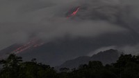 Tampak lava pijar meluncur dari puncak Gunung Merapi.