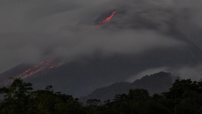 LAVA PIJAR GUNUNG MERAPI Luncuran lava pijar Gunung Merapi terlihat dari Pakem, Sleman, DI Yogyakarta, Minggu (23/1/2022). Menurut data BPPTKG Yogyakarta periode pengamatan 23 Januari 2022 00.00-06.00 WIB telah terjadi 45 guguran dengan potensi bahaya berupa guguran lava pijar dan awan panas Gunung Merapi pada sektor tenggara dan barat daya. ANTARA FOTO/Hendra Nurdiyansyah/aww.