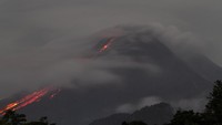 Luncuran lava pijar Gunung Merapi terlihat dari Pakem, Sleman, DI Yogyakarta, Minggu (23/1/2022).