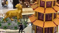 Mal ini menampilkan dekorasi dengan konsep arsitektur tradisional chinesse yang didominasi dengan warna merah dan dilengkapi dengan tampilan bunga Meihua dan patung macan menandakan sebagai tahun macan tanah. 