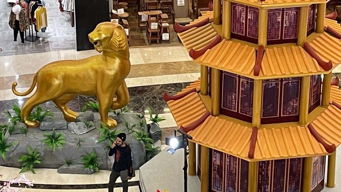Sejumlah mal mulai berhias untuk menyambut Tahun Baru China (Imlek). Hal ini dilakukan guna menarik pengunjung.