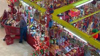 Pluit village juga melengkapi dengan kehadiran Lunar Market yang berlokasi di main atrium dengan menyediakan kebutuhan fashion dan pernak-pernik untuk kebutuhan perayaan Imlek.
