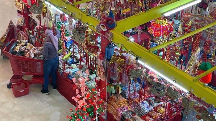 Sejumlah mal mulai berhias untuk menyambut Tahun Baru China (Imlek). Hal ini dilakukan guna menarik pengunjung.