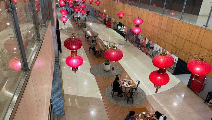 Mal Berhias Sambut Imlek Sejumlah mal mulai berhias untuk menyambut Tahun Baru China (Imlek). Hal ini dilakukan guna menarik pengunjung.