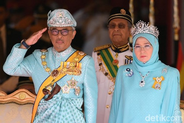 Potret Permaisuri Malaysia Berbalut Kebaya Batik di Istana Kehadiran Raja Permaisuri Agung Tunku Hajah Azizah Aminah Maimunah Iskandariah, berbalut kebaya batik, seolah menjadi pesona dan daya tarik sendiri di Istana Bogor.