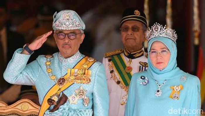 The incoming 16th King of Malaysia, the sixth Sultan of Pahang, Al-Sultan Abdullah Riayatuddin Al-Mustafa Billah Shah Ibni Sultan Ahmad Shah Al-Mustain Billah, salutes beside Queen Tunku Hajah Azizah Aminah Maimunah Iskandariah binti Al-Marhum Al-Mutawakkil Alallah Sultan Iskandar Al-Haj, while Malaysias Prime Minister Mahathir Mohamad (C) observes during the welcoming ceremony at the Parliament House in Kuala Lumpur on January 31, 2019. (Photo by MOHD RASFAN / AFP)