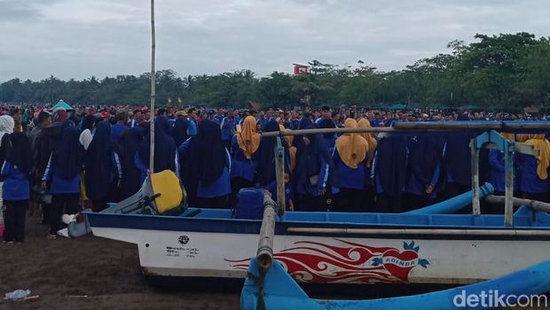 Minggu Pagi, Objek Wisata Pantai Pangandaran Diserbu Wisatawan