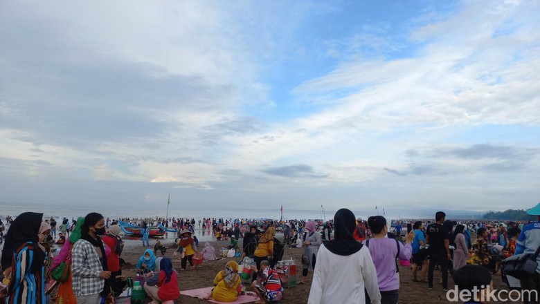 Minggu Pagi, Objek Wisata Pantai Pangandaran Diserbu Wisatawan