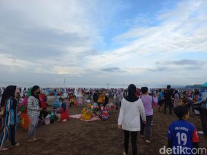 Minggu Pagi, Wisatawan Berkerumun seperti Semut di Pantai Pangandaran
