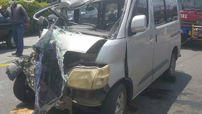 Minibus hantam truk di Jaktim