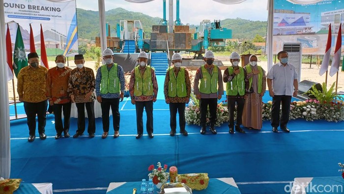 Muhammadiyah Bangun RS dan Masjid di Ciparay Kabupaten Bandung Muhammadiyah membangun rumah sakit dan masjid di Ciparay, Kabupaten Bandung. Ground-breaking pembangunan tersebut dilakukan hari ini, Minggu (23/1/2022).
