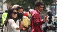 Seperti di kawasan Jalan Braga dan Jalan Asia Afrika, Minggu (23/1/2022) sore, sejumlah wisatawan abaikan prokes dengan menurunkan masker ke dagu.