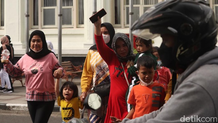Omricon Masuk Bandung, Wisatawan Pede Abaikan Prokes Enam kasus corona varian omricon ditemukan di Kota Bandung, Jawa Barat.
Wisatawan yang kunjungi Kota Bandung abaikan protokol kesehatan (prokes), Minggu (23/1/2022) sore.