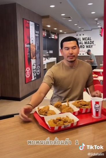 Orang Thailand Bawa Sepanci Nasi ke KFC