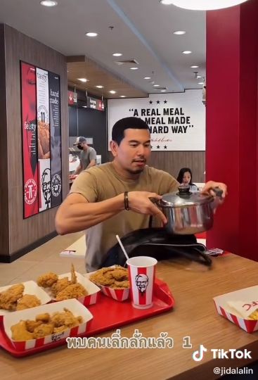 Orang Thailand Bawa Sepanci Nasi ke KFC
