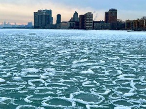 Formasi Es Misterius Muncul di Chicago, Mirip Pancake