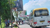 Wisatawan yang berkunjung rata-rata membawa minibus dan bus besar. Dari pantauan detikcom, pengunjung kebanyakan dari daerah Bandung jika dilihat dari plat nomor D yang masuk toll gate tiket. Foto: Aldi Nur Fadillah/detikcom