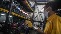 Tempat parkir vertikal tersebut menerapkan sistem teknologi Compact Motor Storage atau sistem rak bersusun dengan lift barang.