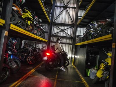Parkir Motor Vertikal untuk Lahan Sempit di Jakarta