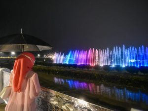 Konsep Baru Air Mancur Menari Surabaya Bertabur Gemerlap Laser Show