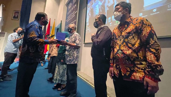 Pengurus Baru Ika-Usakti Resmi Dilantik Pengurus Pusat Ikatan Alumni Universitas Trisakti (Ika-Usakti) berganti. Ika-Usakti kini dipimpin oleh Ketua Umum DR. Ir. Donny Yoesgiantoro, M.M., MPA.